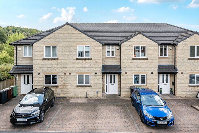 3 Bedroom Town House For Sale In Teasel Bank, Pudsey, West Yorkshire, LS28