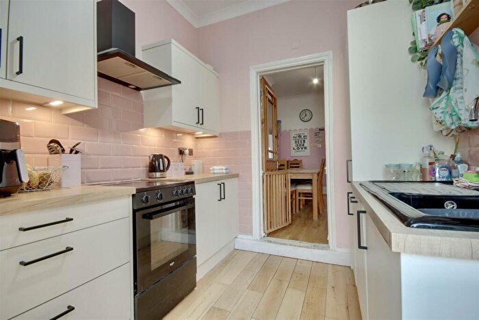 2 Bedroom Flat For Sale In Francis Avenue, Southsea, PO4