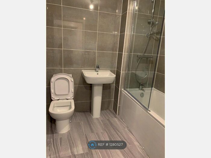 5 Bedroom Semi-Detached House To Rent In Pioneer Way, Bicester OX26