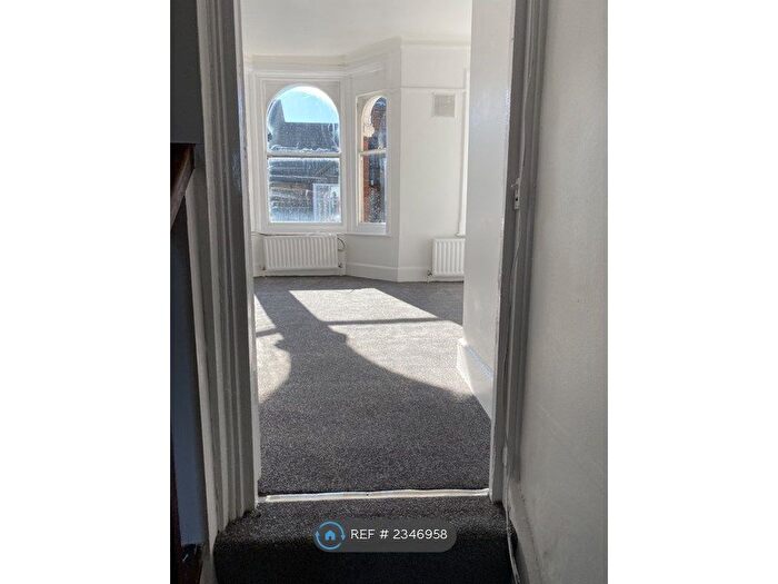 1 Bedroom Flat To Rent In New Road, Littlehampton, BN17