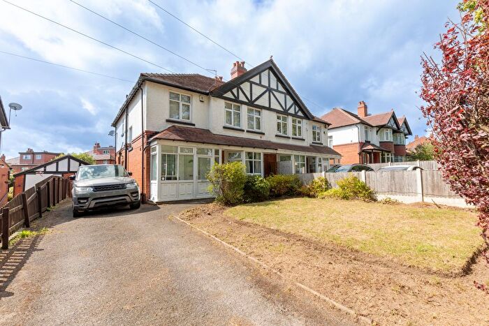 4 Bedroom Semi-Detached House To Rent In Scott Hall Road, Leeds, LS17