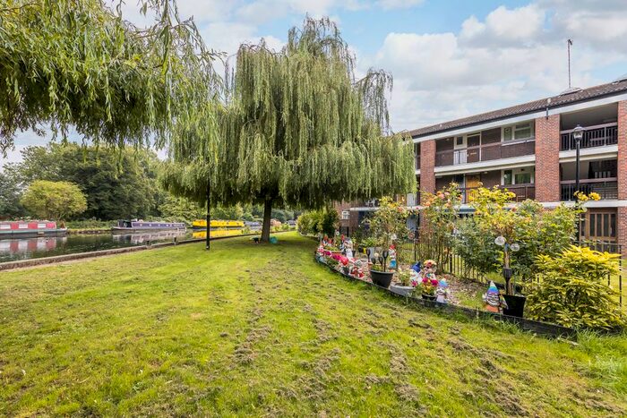 1 Bedroom Maisonette For Sale In Penda's Mead, Lindisfarne Way, London, Hackney, E9