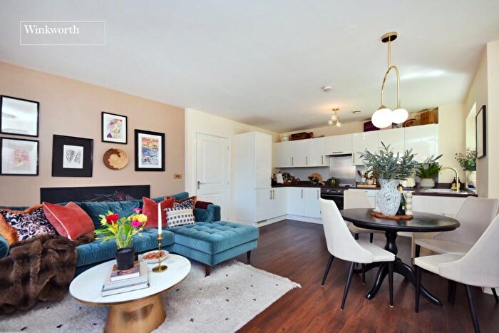 2 Bedroom Apartment For Sale In Schoolgate Drive, Morden, SM4