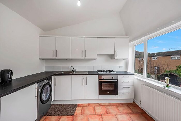 2 Bedroom Flat For Sale In Thamesmead, Walton-On-Thames, KT12