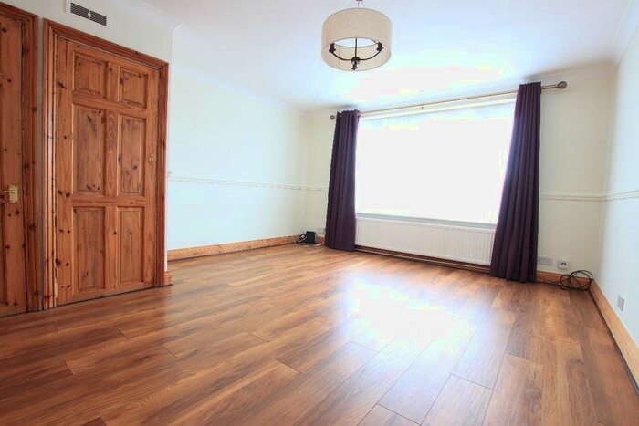 2 Bedroom Maisonette To Rent In Longcroft Drive, Waltham Cross, EN8