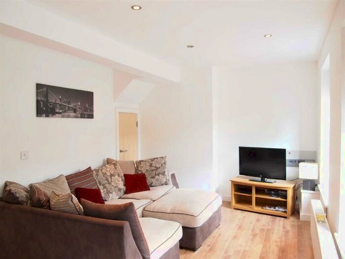 2 Bedroom Flat To Rent In St Peters Street, Bedford, Bedfordshire, MK40