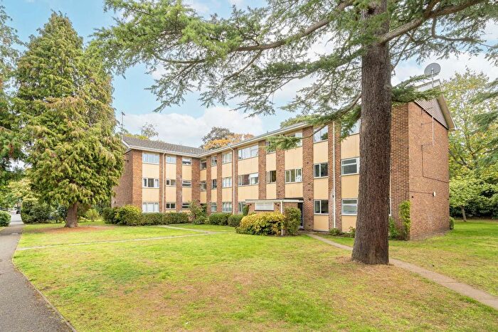 2 Bedroom Flat For Sale In Brockley Combe, Weybridge, KT13