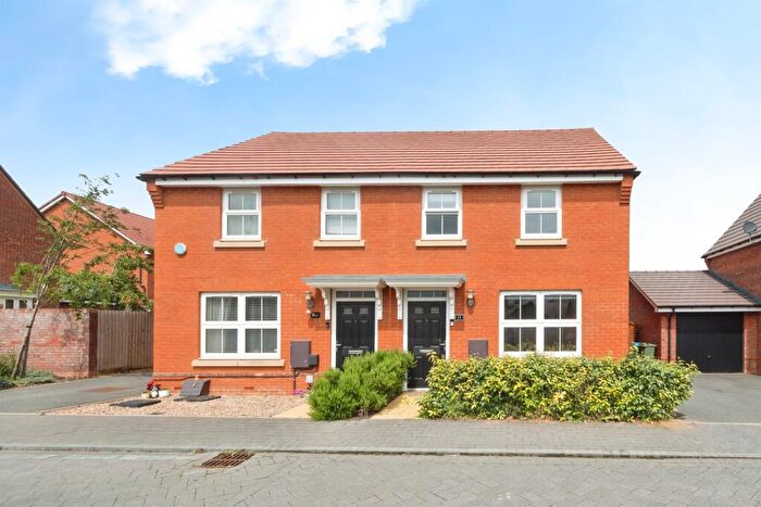 3 Bedroom Semi-Detached House For Sale In Alfred Way, Buckingham, MK18