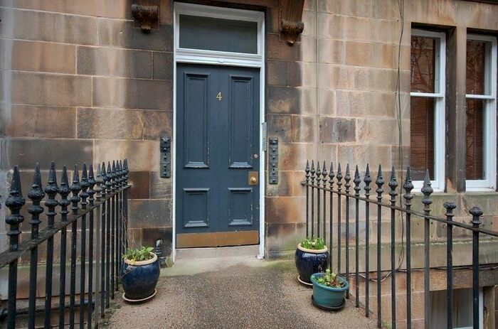 2 Bedroom Flat To Rent In Leslie Place, Edinburgh, EH4