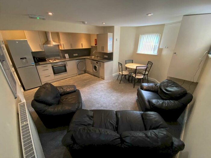 3 Bedroom Flat To Rent In Wellington Road, Fallowfield, M14