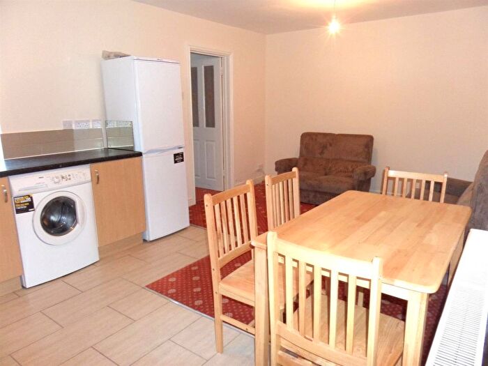 1 Bedroom Flat To Rent In Farm Close, Southall, Middlesex, UB1