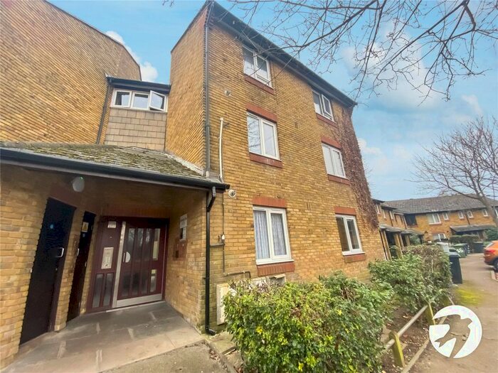 2 Bedroom Flat To Rent In Fambridge Close, Lower Sydenham, London SE26