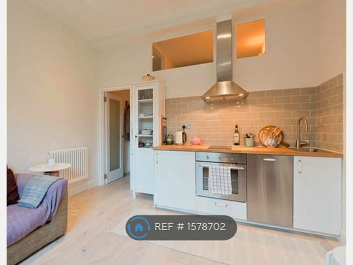 Studio To Rent In Ealing, London, W13