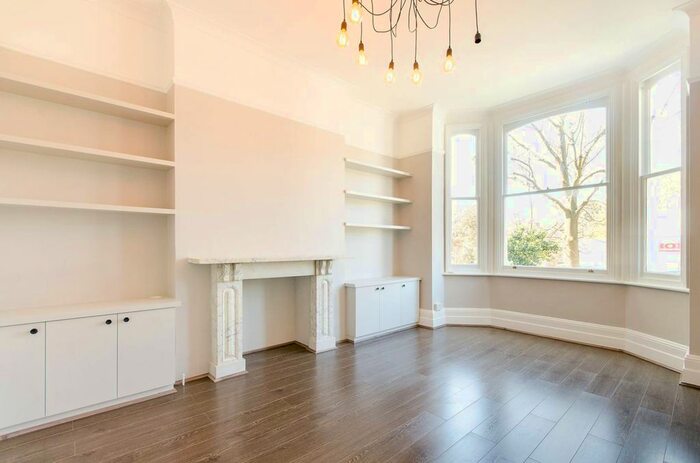 2 Bedroom Flat To Rent In West Hill Road, Southfields, London, SW18