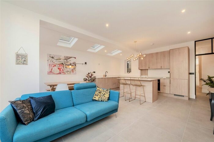 2 Bedroom Flat To Rent In Hazelbourne Road, London, SW12