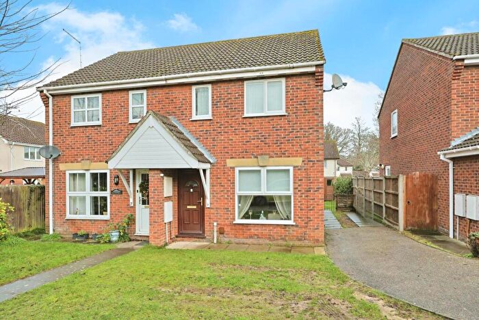 3 Bedroom Semi Detached House For Sale In Buckthorn Close, Norwich, Norfolk, NR8