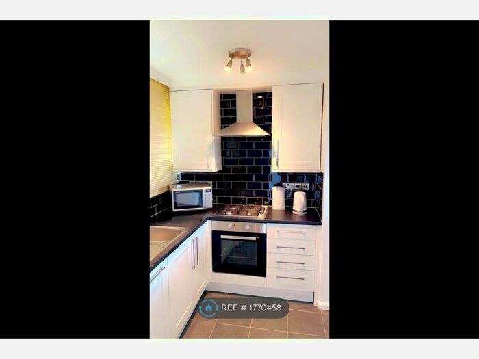 2 Bedroom Flat To Rent In Garden Royal, London, SW15