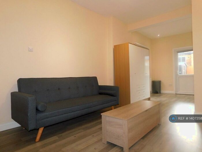 Studio To Rent In Falkland Avenue, London, N3