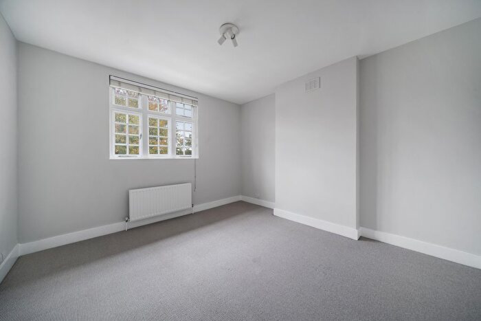 3 Bedroom Flat To Rent In Portland Street, Walworth Village, London, SE17