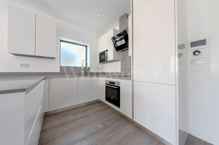 2 Bedroom Flat To Rent In Hoop Lane, London, NW11