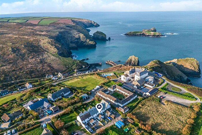 3 Bedroom Terraced House For Sale In Cottage Near The Beach With Parking, Mullion Cove, TR12