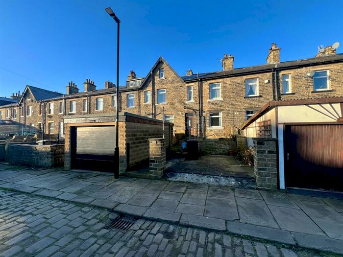 4 Bedroom Terraced House To Rent In Savile Park Street, Halifax, HX1