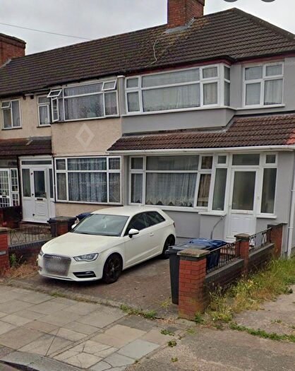Studio To Rent In Derley Road, Southall, UB2