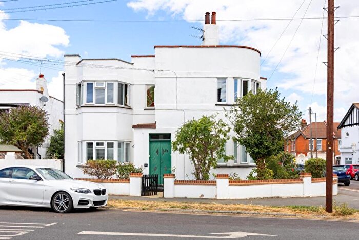 2 Bedroom Flat For Sale In Southbourne Grove, Westcliff-On-Sea, SS0