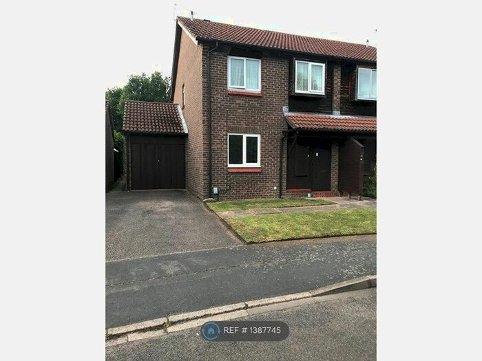 1 Bedroom Maisonette To Rent In Willowmead Close, Woking, GU21