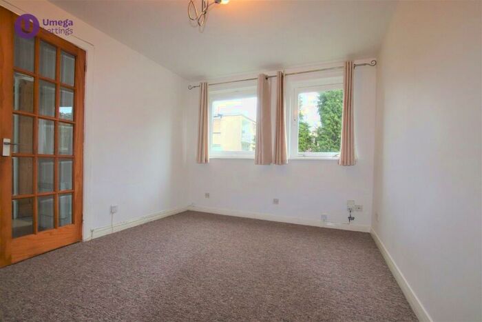 1 Bedroom Flat To Rent In Meadowfield Court, Willowbrae, Edinburgh, EH8