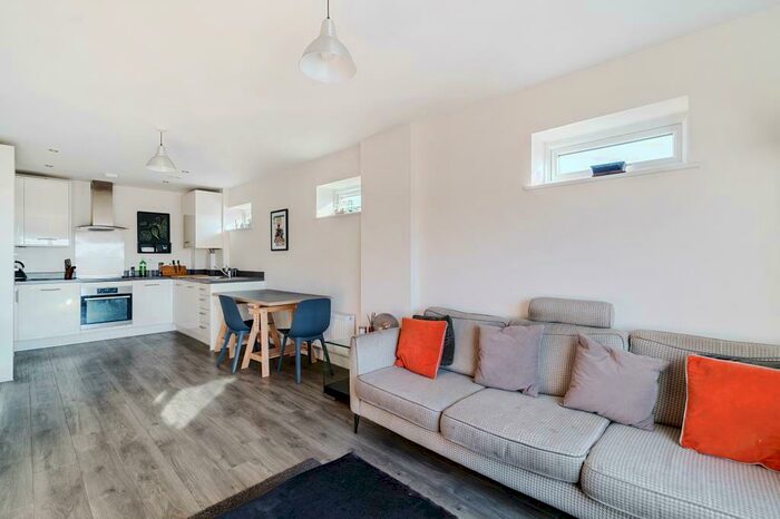 2 Bedroom Apartment To Rent In Fleming Place, Bracknell, RG12