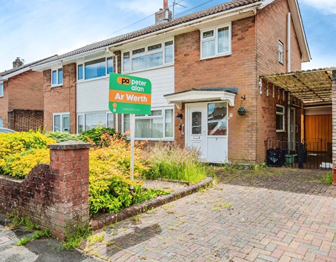3 Bedroom Semi-Detached House For Sale In Tennyson Road, Caldicot, NP26