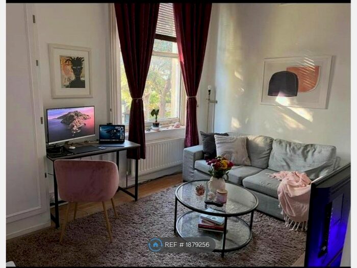 1 Bedroom Flat To Rent In Champion Hill, London, SE5