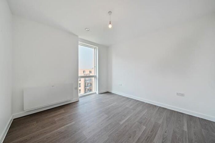 1 Bedroom Flat To Rent In New Road Triangle, Feltham, TW14