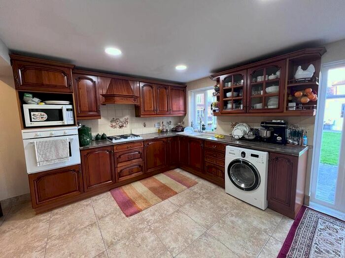 5 Bedroom Property To Rent In Albert Road, Ilford, IG1