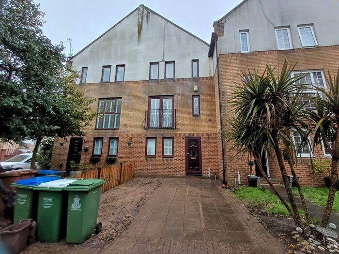 3 Bedroom Town House To Rent In Watersmeet Way, Thamesmead, SE28