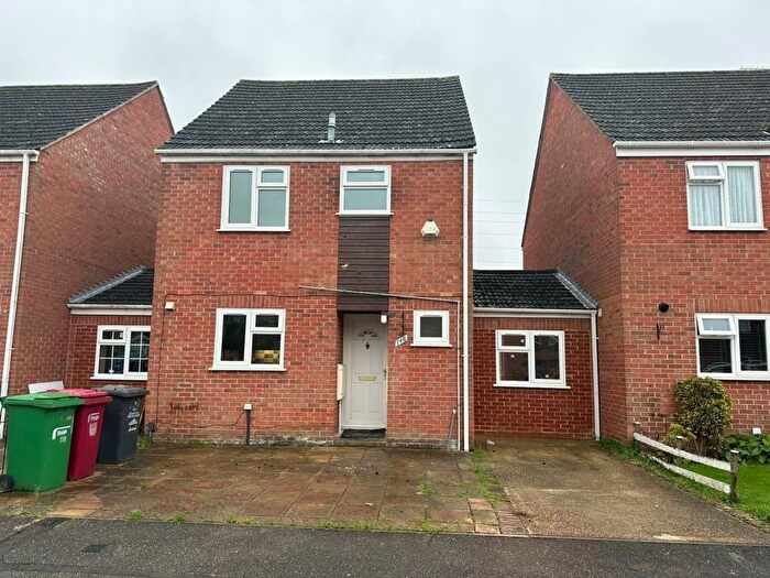 4 Bedroom House To Rent In Rochfords Gardens, Slough, Berkshire, SL2