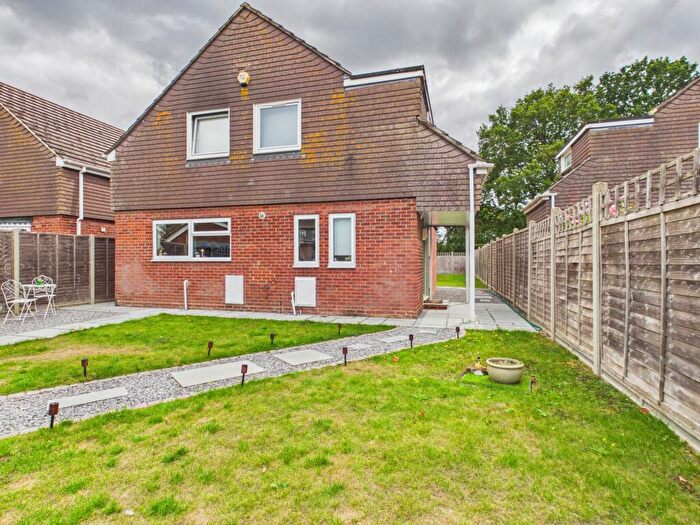 3 Bedroom Detached House For Sale In Droxford Crescent, Tadley, RG26