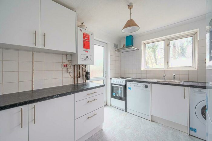 2 Bedroom Maisonette To Rent In Balfour Grove, Whetstone, London, N20