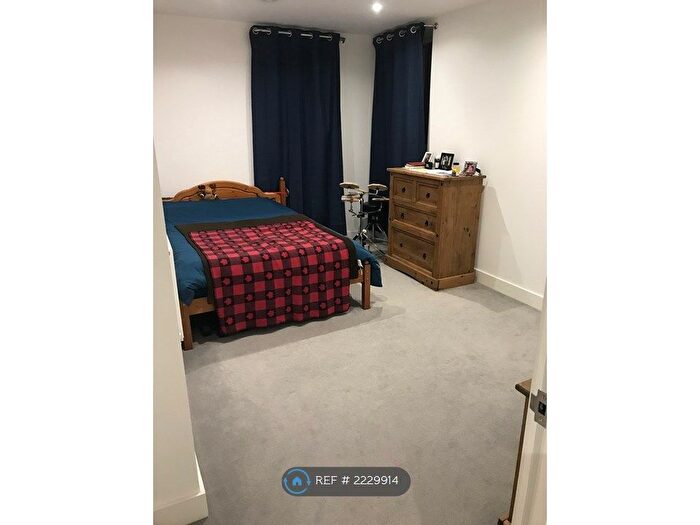 1 Bedroom Flat To Rent In Burlington Road, Raynes Park, KT3