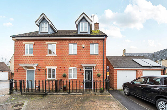 3 Bedroom Semi Detached House For Sale In Mariner Road, Oakhurst, Swindon, SN25