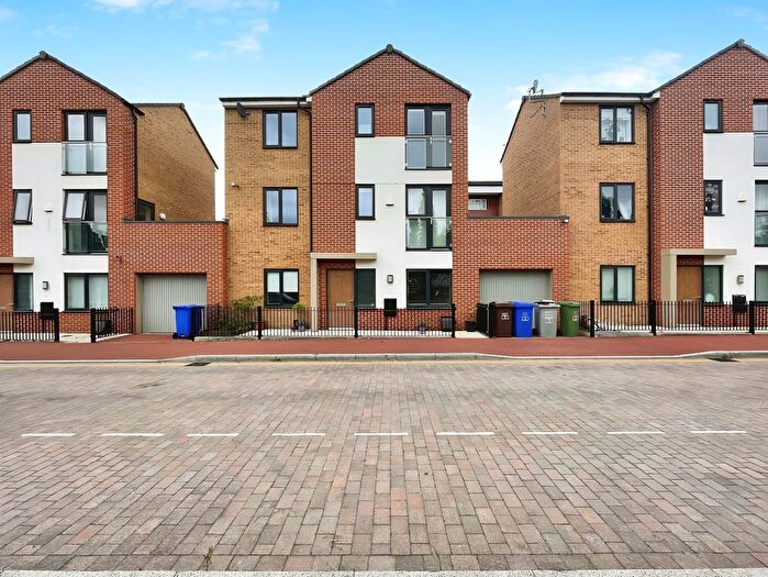 4 Bedroom Link Detached House To Rent In Mawson Road, Manchester, Greater Manchester, M13