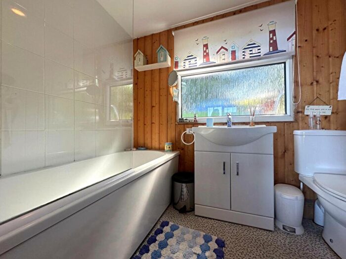 2 Bedroom Chalet For Sale In Sea Valley, Buck`s Cross, EX39