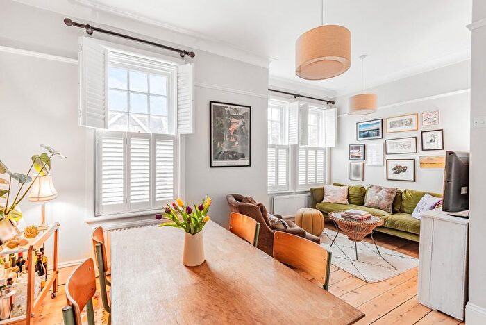 3 Bedroom Flat For Sale In Barcombe Avenue, Streatham Hill, London, SW2