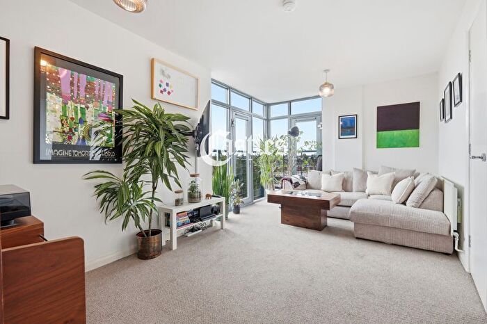 1 Bedroom Flat For Sale In The Roundway, London, N17