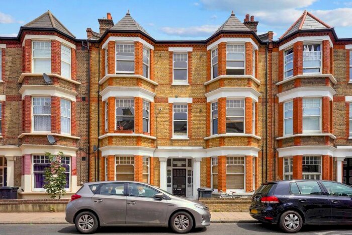 3 Bedroom Flat To Rent In Edgeley Road, London, SW4
