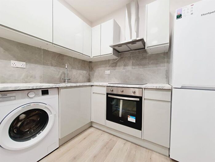 2 Bedroom Flat To Rent In Stamford Hill, London, N16