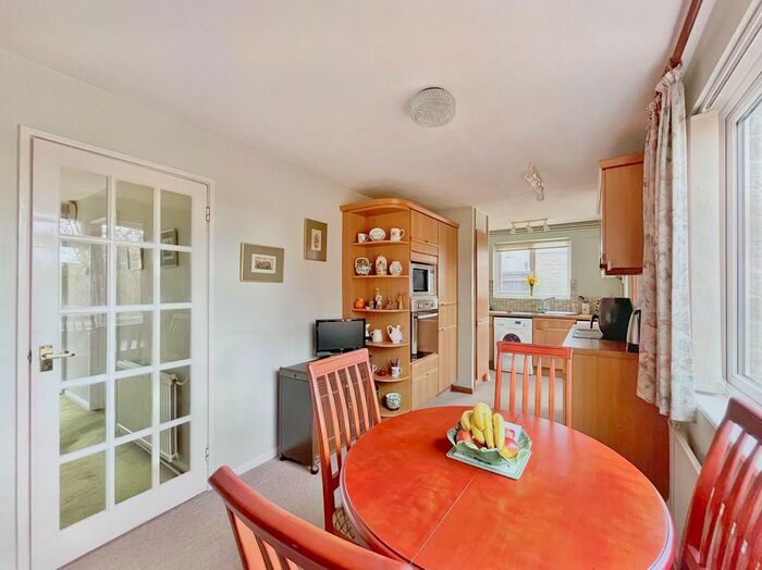 3 Bedroom Semi-Detached House For Sale In Larkhill Road, Abingdon, OX14
