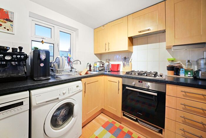 3 Bedroom Flat To Rent In Martell Road, West Dulwich, London, SE21