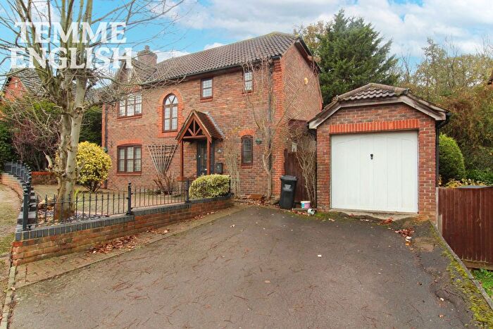 Detached House For Sale In Hillcrest View, Basildon, SS16